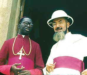 Un prêtre missionnaire et un évêque africain