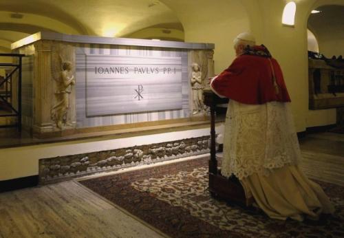 Benoît XVI priant devant le tombeau de Jean-Paul Ier