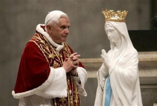 Benoît XVI prie la vierge Marie