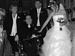 Mariage d'un homme en fauteuil roulant avec une femme valide