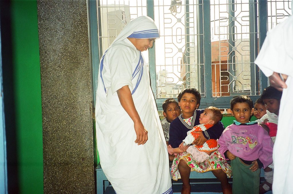 Religieuse Missionnaire de la Charité s'occupant d'enfants